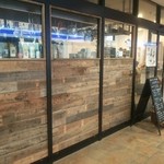 西荻窪駅の高架下にあります