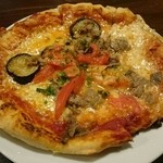 BURCAK - アンチョビ、香草ソーセージ肉、揚げナスのピザ