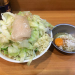 ラーメン二郎 - 小ラーメン
      野菜マシ、ニンニク普通、アブラカタマリマシ
      今日はキャベツマシになっていました
      硬い食感で食べきるのは大変でした