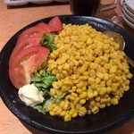焼肉問屋 牛蔵 - トマトコーンサラダ