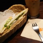 ナガハマコーヒー - エビアボカドのホットサンドとカフェラテ