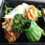 黄鶴 - 鶏唐揚げに餃子２種と野菜サラダ