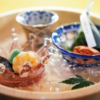 日本橋笈川 - 氷水を張った盥に器を入れた前菜