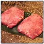 食彩和牛 しげ吉 - 幻黒タン。黒タンのタン元。十分な厚みで隠し包丁が入れられていて、味付けもバッチリ。全く臭みも雑味も無い、純粋なタンの旨味がたっぷり詰まった素晴らしいタンでした。