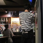 怪獣酒場 - 店員さんがダダ