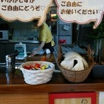 よしき坊ラーメンねぶり - エプロンと飴