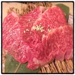 食彩和牛 しげ吉 - 幻ハラミ。黒毛和牛のハラミ帯。和牛でしかなし得ない肌理の細かさと、臭みの無い濃厚な旨味のぎっしり詰まった極上品。噛めば噛むほどに旨味の波が押し寄せてきます。