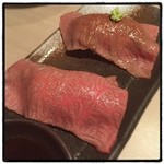 食彩和牛 しげ吉 - 和牛の炙り握り。肉の部位はザブトン。脂の甘味と肉の旨味が程良く感じられる上にとろけました。