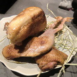 分かち合う　塊肉
          　岩手産ホロホロ鶏の胸肉・モモ肉のロースト、スクランブルエッグ状ソース入り新玉葱ロースト
          　玉葱のソースで
          