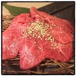 食彩和牛 しげ吉 - 期間限定のミスジ。鼻を抜けるウデ肉特有の濃厚な旨味に脂の甘味が加わり官能の味わいに。そしてとろけるような食感。