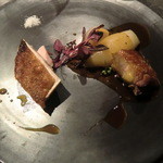 フロリレージュ - 分かち合う　塊肉
      　岩手産ホロホロ鶏の胸肉・モモ肉のロースト、スクランブルエッグ状ソース入り新玉葱ロースト
      　玉葱のソースで
      