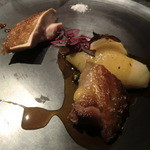 分かち合う　塊肉
          　岩手産ホロホロ鶏の胸肉・モモ肉のロースト、スクランブルエッグ状ソース入り新玉葱ロースト
          　玉葱のソースで
          