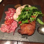 トラットリア コルポ デラ ストレーガ - 鴨のコンフィとサラミの盛り合せ　2015/8