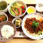 カフェレストりん - 2015･8･21･ランチ。
      炸醤麺（中華風肉味噌あんかけ麺）焼き茹子&オクラ。合鴨&キュウリサラダ。冷奴。デザート。