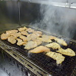 炭焼スモークチキン　福の鳥 - 煙に燻された鶏