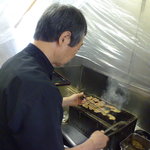 炭焼スモークチキン　福の鳥 - モクモクした煙の中、黙々と鶏を焼く鹿毛氏