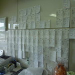 炭焼スモークチキン　福の鳥 - 店内に貼られた予約表の多さからも大繁盛の様子がわかる