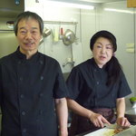 Sumiyaki Sumoku Chikin Fuku No Tori - 炭焼スモークチキン福の鳥　オーナーの鹿毛さん（左）