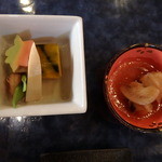 いい田 - 右：積丹産かすべの南蛮漬け　左：煮物