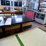 牧のうどん - 入口から3列目の座敷席は靴を脱がずに座れます。