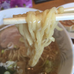いのまる - 麺は中細縮れ麺ですかね(^^)
                                
                                スープが絡んでウマウマです(^_^)