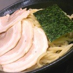 らーめん 与七 - チャーシューは麺の上にどどんと