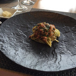 フラテッロ・ディ・ミクニ - イタリアンパセリを練り込んだタリオリーニ。雄武産タコと美瑛ジュードベベのソース