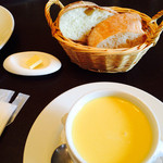 カフェレストラン マシェリ - カボチャのスープ・パン