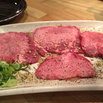 炭火焼肉ホルモン 徳臓 - 2015.8. 何故かタンで〆　これもハーフ