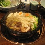 松阪屋 - 博多のすき焼きは砂糖と醤油のみでまずお肉を炒めてから他の材料を入れて行きます。