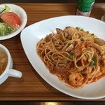 ケネル - キャベツと魚介のトマトパスタ、1150円です。