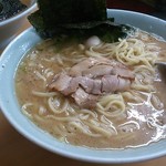 ラーメン壱六家 - こっちはラーメン大盛り。なんときれいな盛り付け！！