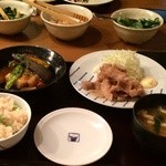 寅福 - 季節の炊き込みご飯は、枝豆と茗荷。
            選べる2種盛膳は、「豆腐と野菜の黒酢餡掛け」と「生姜焼き」