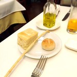 ドンナセルバティカ - フォカッチャ、グリッシーニ、全粒粉のパン