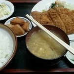 倉井ストアー - チキン定食？と追加で一皿です。あと、なぜかお菓子がつきます。