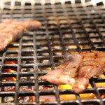 焼肉屋かねちゃん - 焼き上がる牛タン