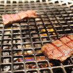 焼肉屋かねちゃん - 網の上の和牛サガリ