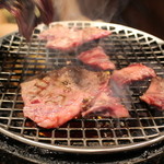 焼肉屋かねちゃん - 牛わらじを調理