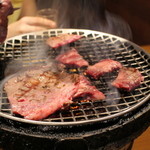 焼肉屋かねちゃん - 調理される牛わらじ