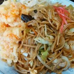 新華苑 - 海老天とソース焼きそば。