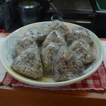 奥様手作りのおにぎりは美味！出汁に使用したイリコを炒めてほぐし再利用している