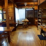 三好うどん - 手作り感漂うウッディーな店内