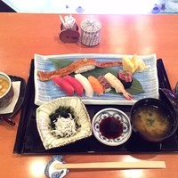 いけす無門 新宿 - にぎり寿司膳（小鉢・茶碗蒸し・味噌汁付）税込1,000円