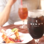 ニナス・パリ - 食事のあとのデザートセットのワッフル