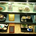 民芸茶房 栗の家 - 店内にあるショーケース（テーブル上のメニュー表にないものがあります）