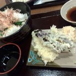 江戸屋 - 生醤油うどんにトッピングタップリ＆天ぷら（2010年5月撮影）