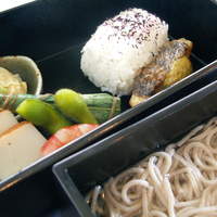 御曹司きよやす邸 鎌倉プリンスホテル店 - 温かいお蕎麦をけんちんにつけます。