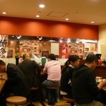 二葉亭 - 店内はカウンター席です。