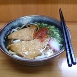 戸畑うどん - きつねうどんを注文。
            一味唐辛子をたっぷりかけましょう。