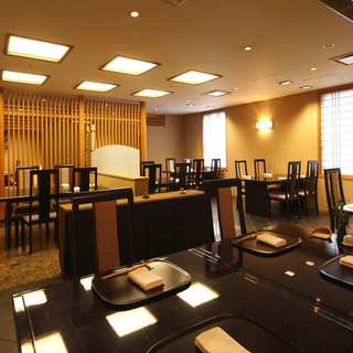 落ち着いた雰囲気で温かみのある店内・個室も完備